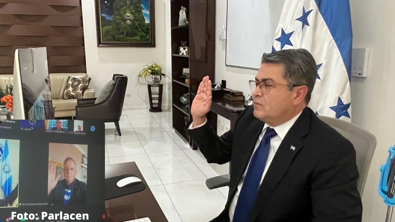 Juan Orlando Hernández y Ricardo Álvarez son juramentados como diputados del Parlacen