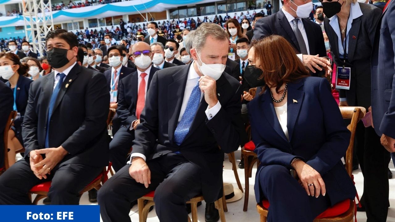 Kamala Harris y el rey de España dialogan en la investidura de Castro en Honduras
