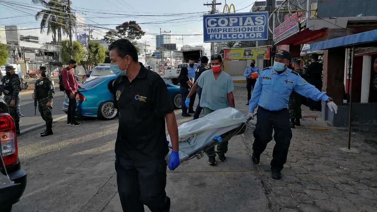 Entraron a robar a un negocio y el dueño los vio por las cámaras: mató a dos a machetazos en el bulevar Morazán