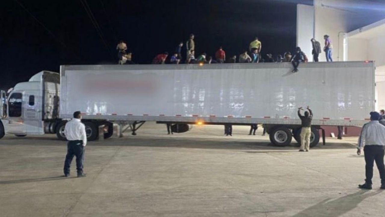 Varios hondureños entre los 359 migrantes detenidos dentro de un tráiler en México