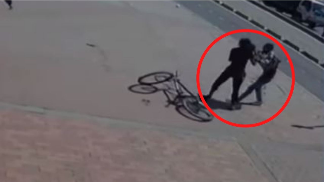 Mujer da tremenda golpiza a delincuente que intentó robarle el celular; hasta lo dejó sin bicicleta