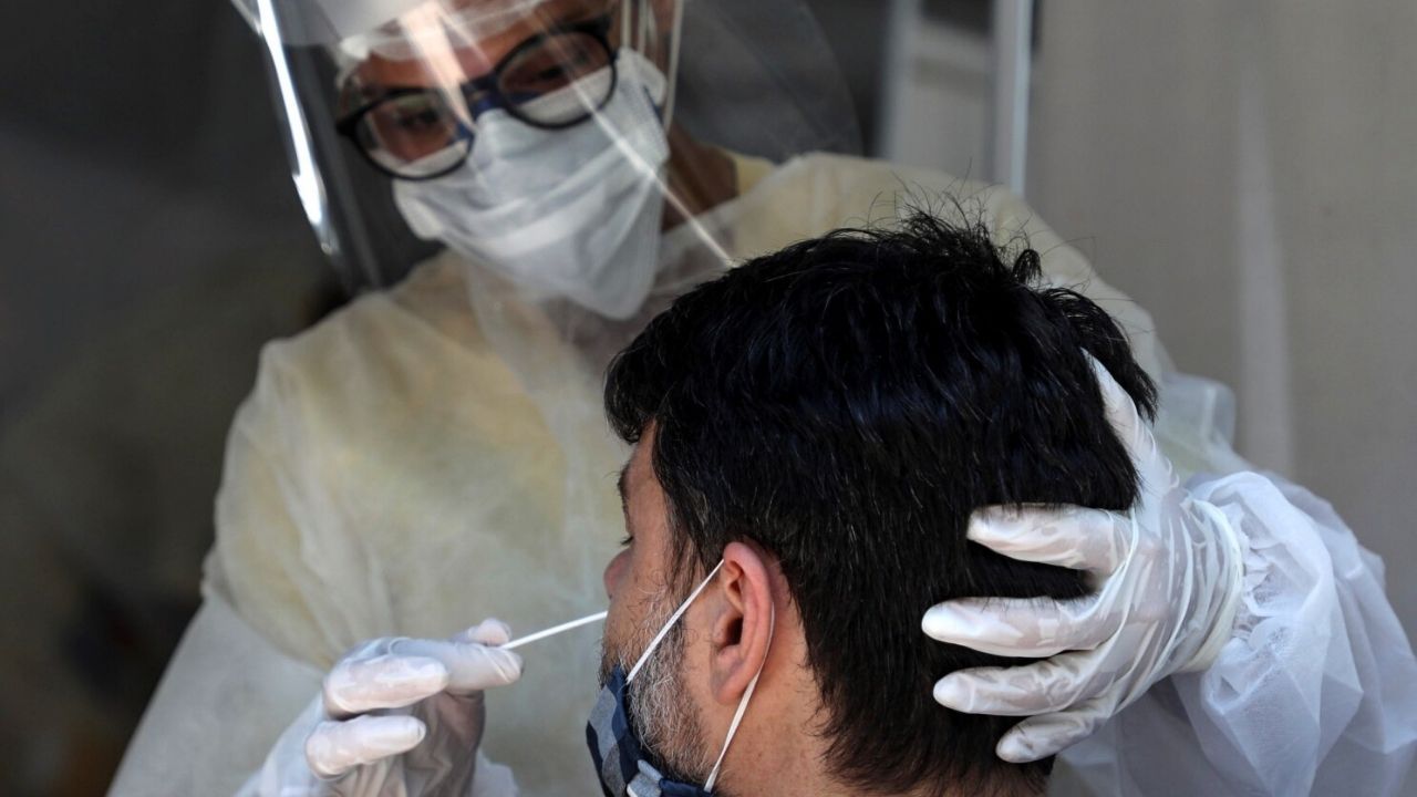 Estados Unidos registra por primera vez un descenso de contagios de ómicron