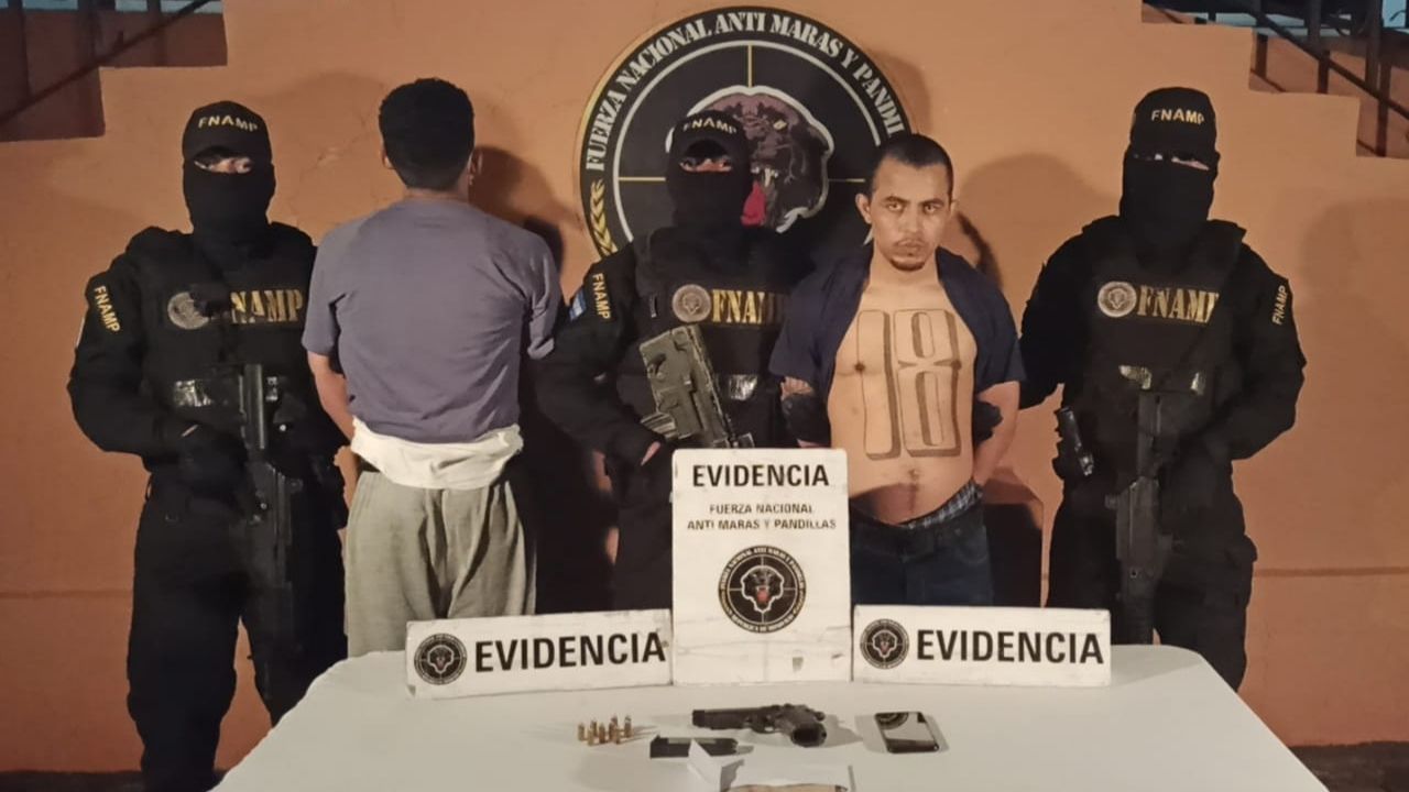 Capturan a dos supuestos pandilleros en Tegucigalpa; uno tiene tatuado un 18 en el pecho