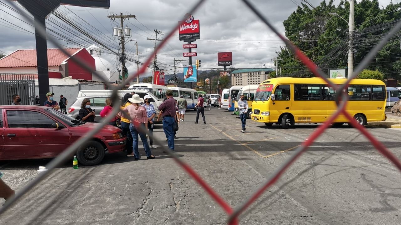 Estas calles permanecen bloqueadas por paro de transporte en Tegucigalpa