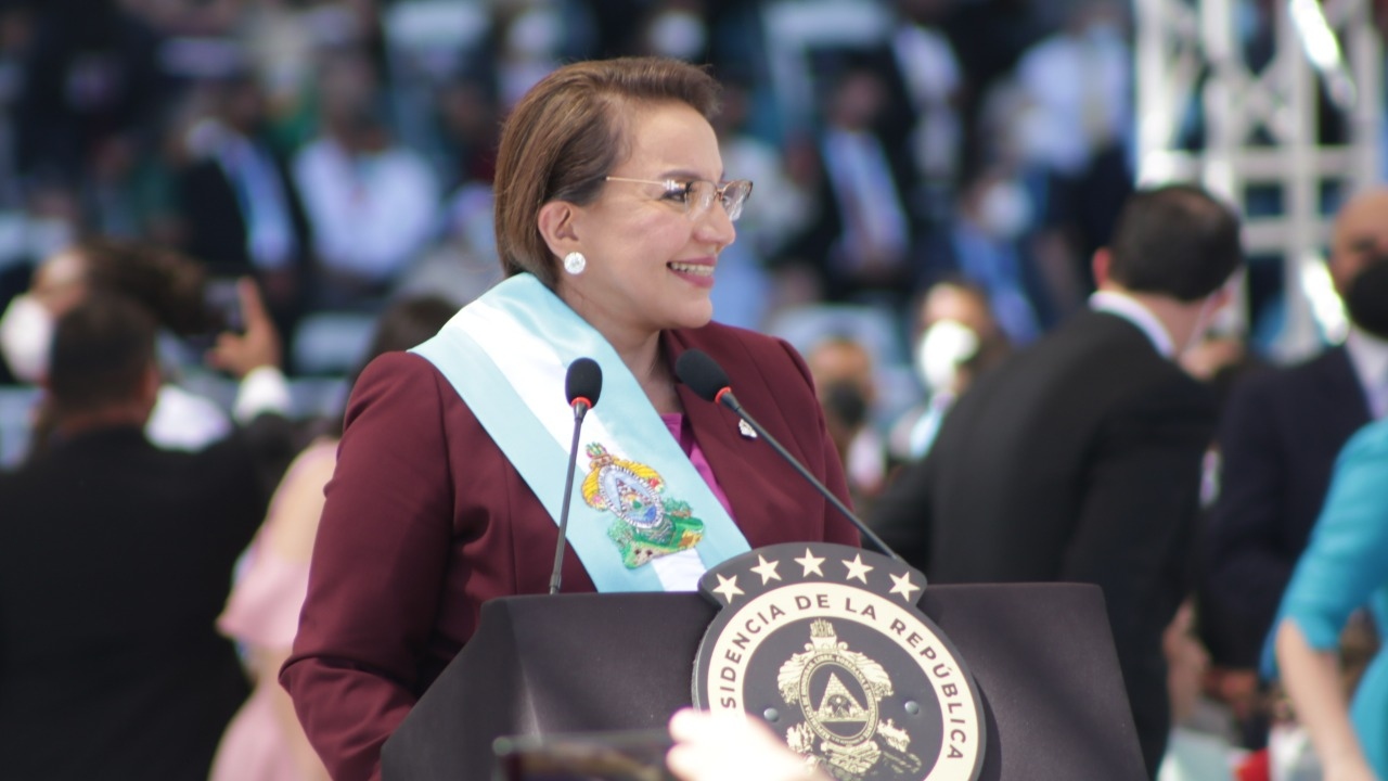 Fotos: Así fue la imposición de la banda presidencial a Xiomara Castro, luego de juramentar como presidenta de Honduras