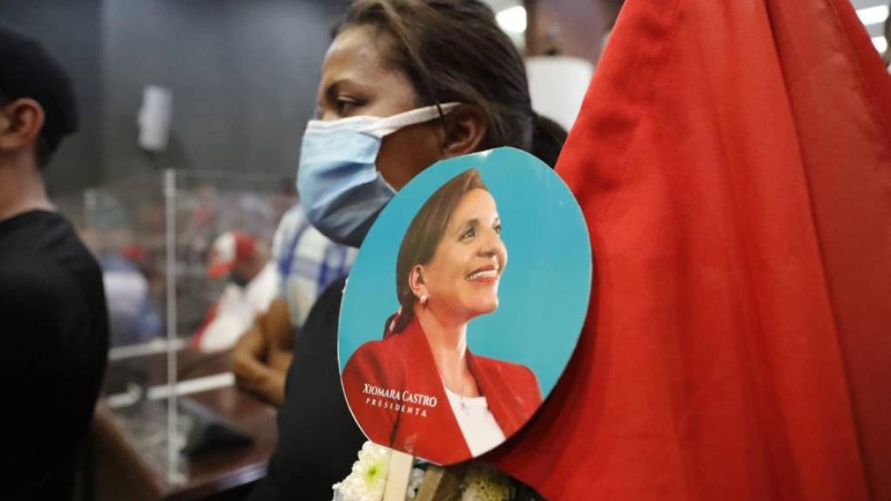 Xiomara Castro asume la Presidencia de un Honduras 'machista'