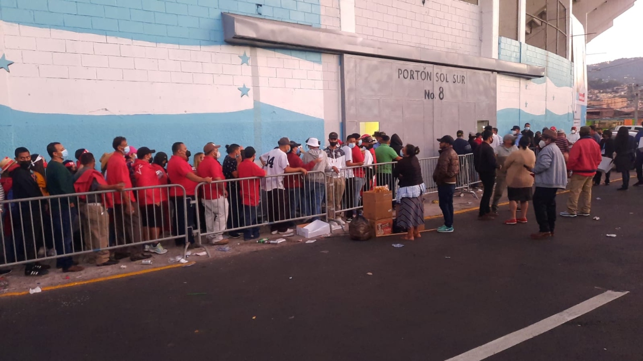 Fotos: Centenares de personas hacen fila en los alrededores del Estadio Nacional para estar en la investidura de Xiomara Castro