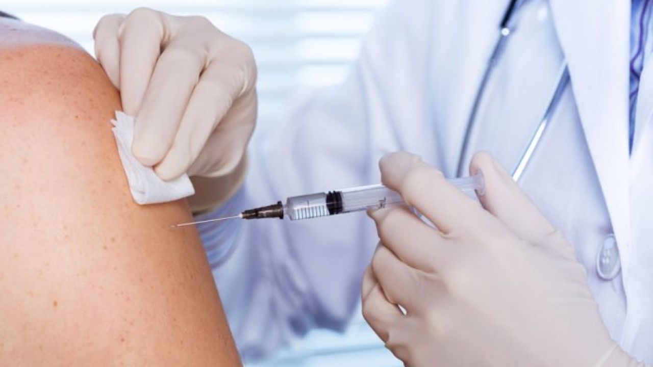 Las vacunas de refuerzo evitan en un 80 % que ómicron provoque casos graves