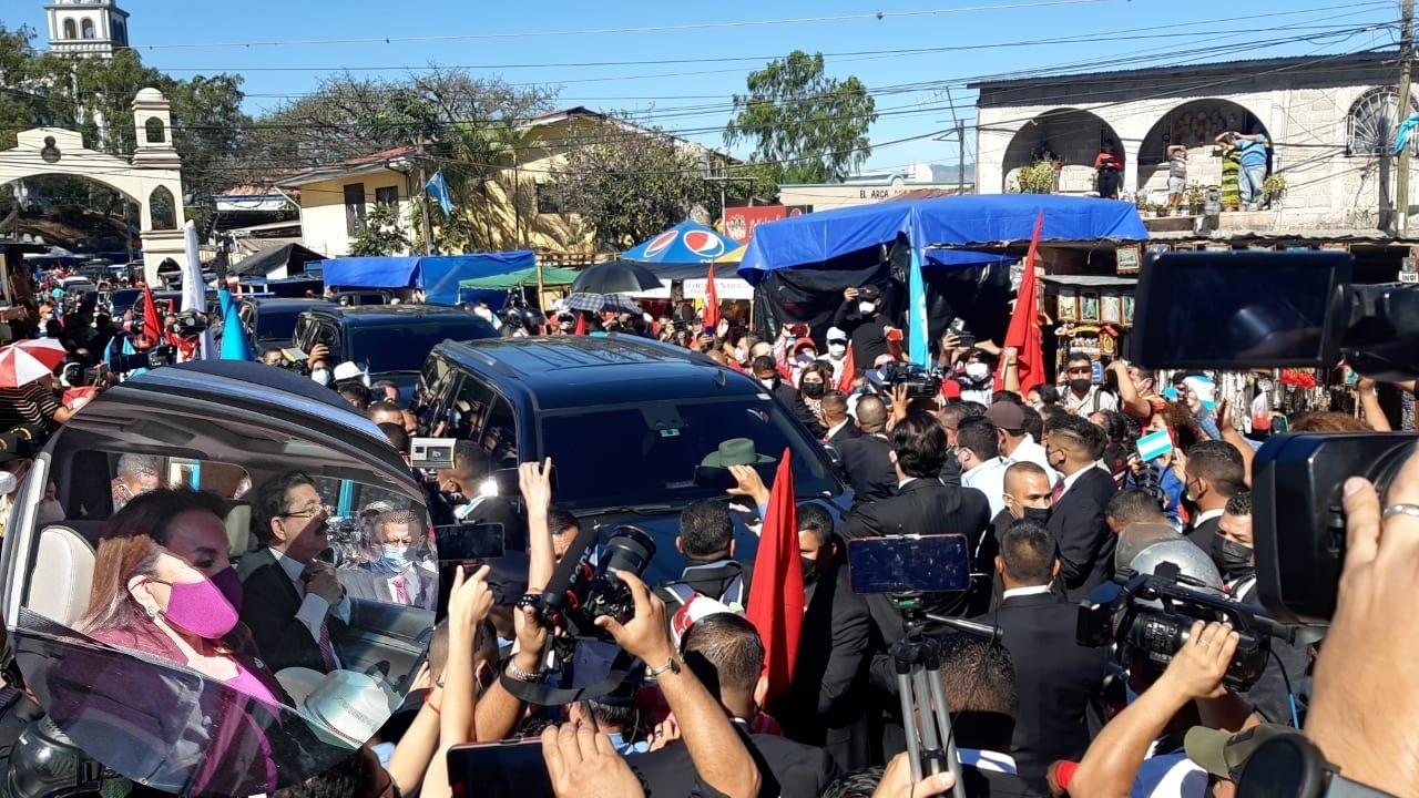 Xiomara Castro arriba a la Ermita de Suyapa para presenciar misa de acción de gracias