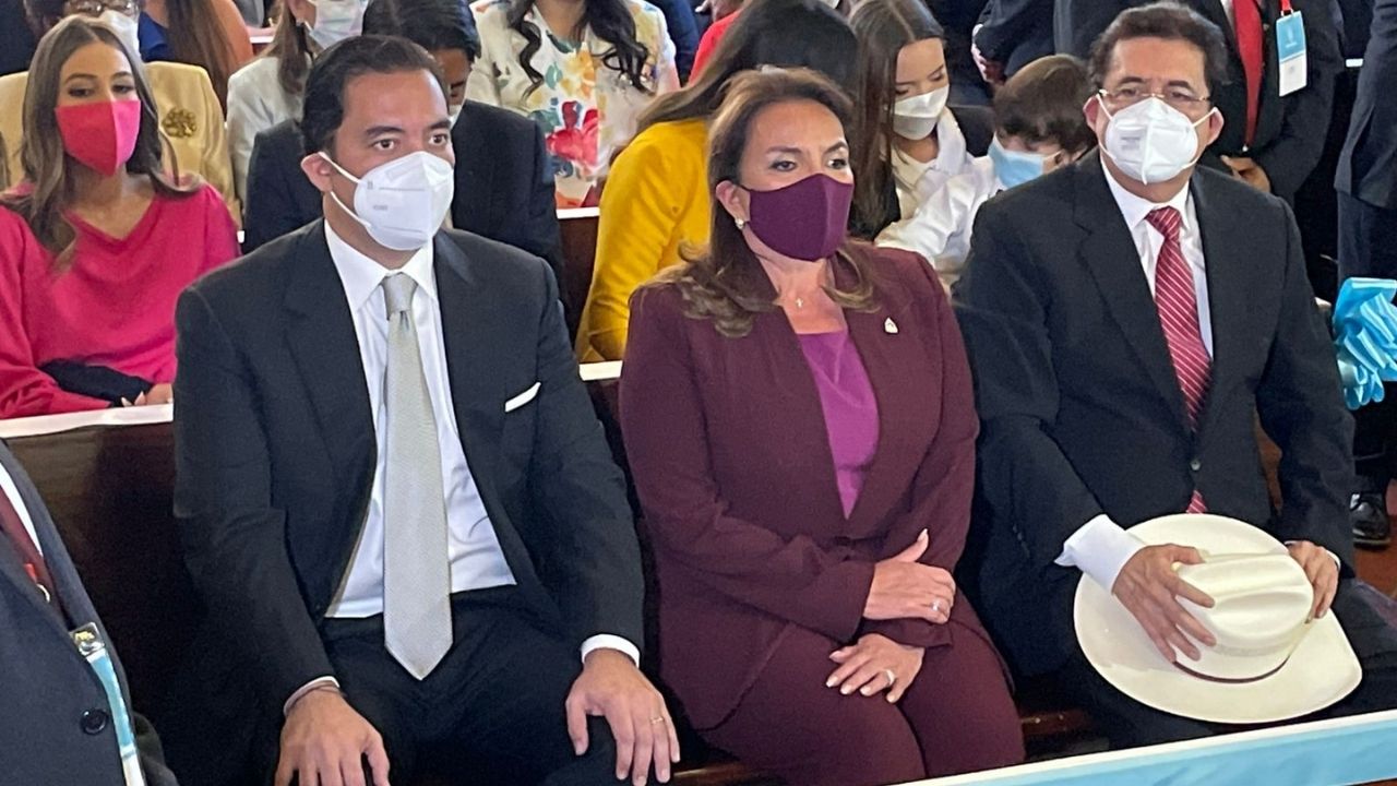 Xiomara Castro derrama lágrimas durante bendición en la Ermita de Suyapa