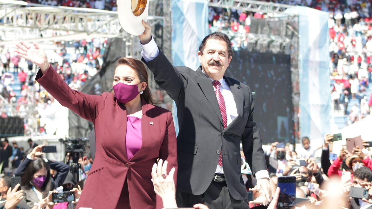 El Estadio Nacional estalla de entusiasmo tras el ingreso de Xiomara Castro