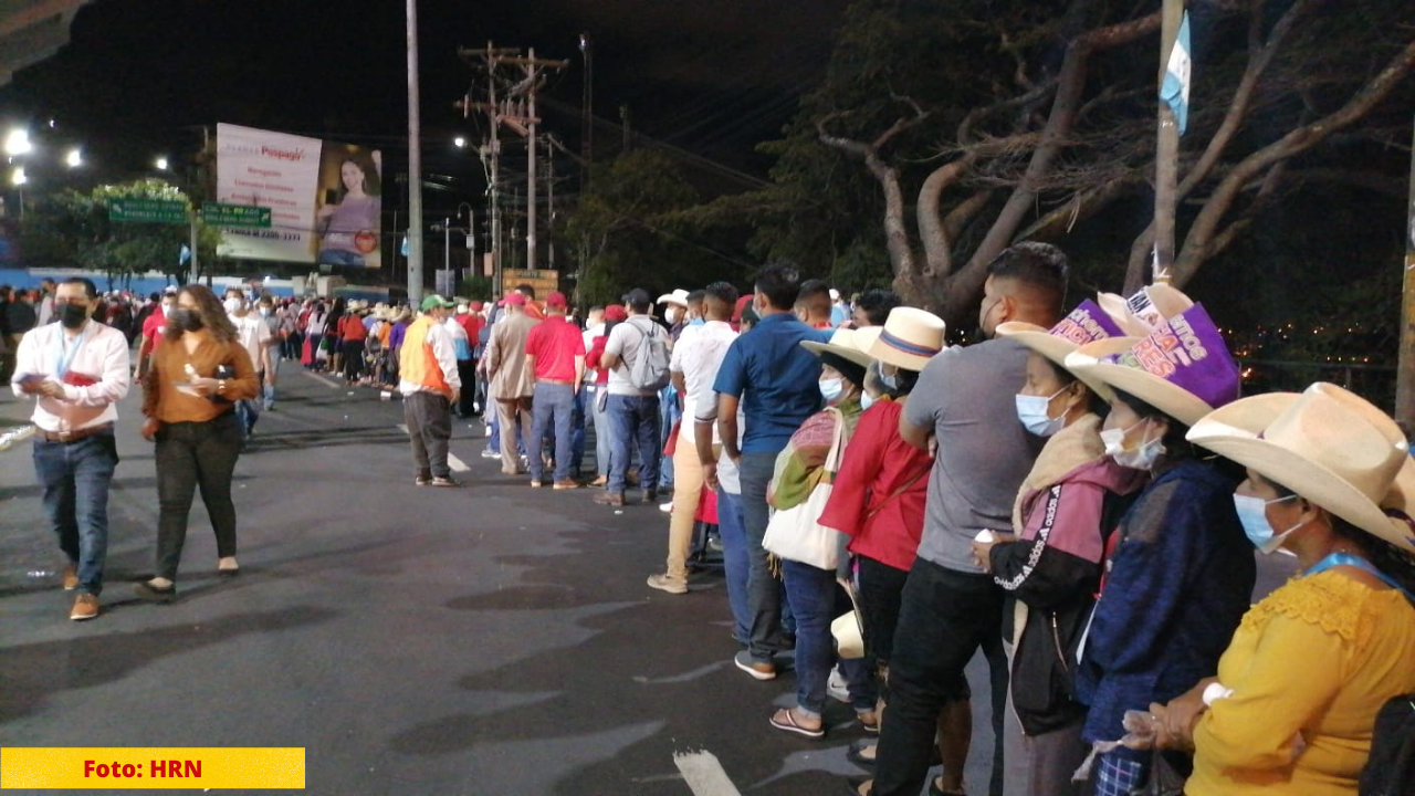 Fiesta cívica en las calles de la capital de Honduras por asunción de Xiomara Castro
