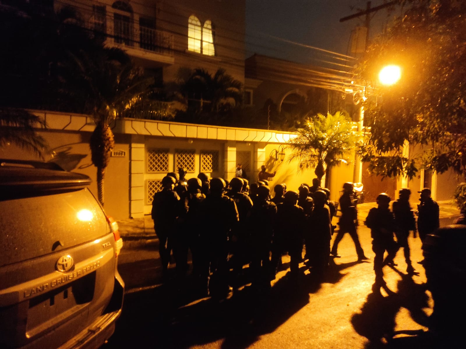 Vídeo: Contingente militar rodea casa de JOH