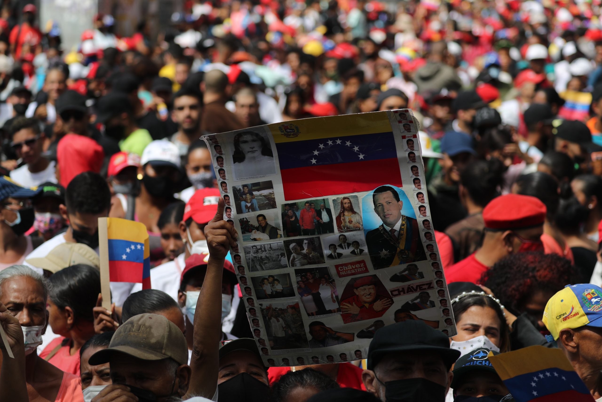 Personas en la celebración de los 30 años del golpe de Estado en Venezuela 