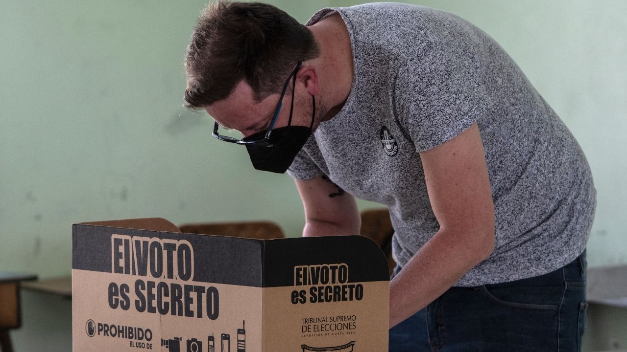hombre en Costa Rica marcando la papeleta de votación en las elecciones 2022