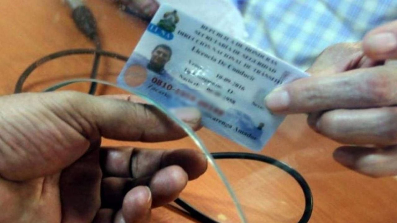 Policía Nacional alerta por estafadora que finge ser tramitadora de licencias de conducir