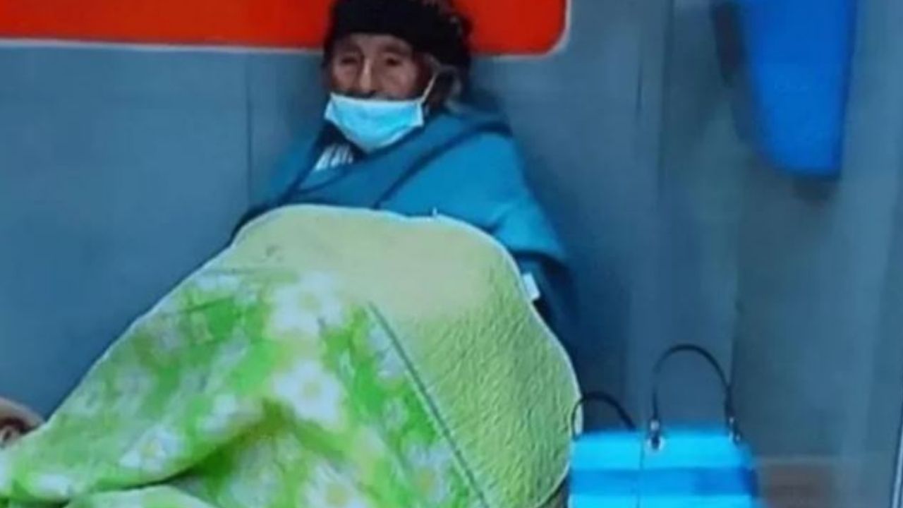 ¿La abandonaron? Historia de abuelita conmueve en redes: duerme en un cajero automático esperando a su hijo