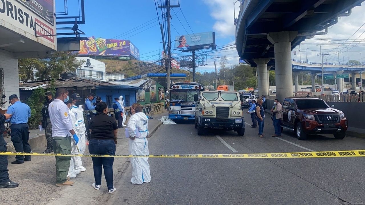 Guardia de empresa de valores mata de un escopetazo a ayudante de bus; todo inició por un retrovisor
