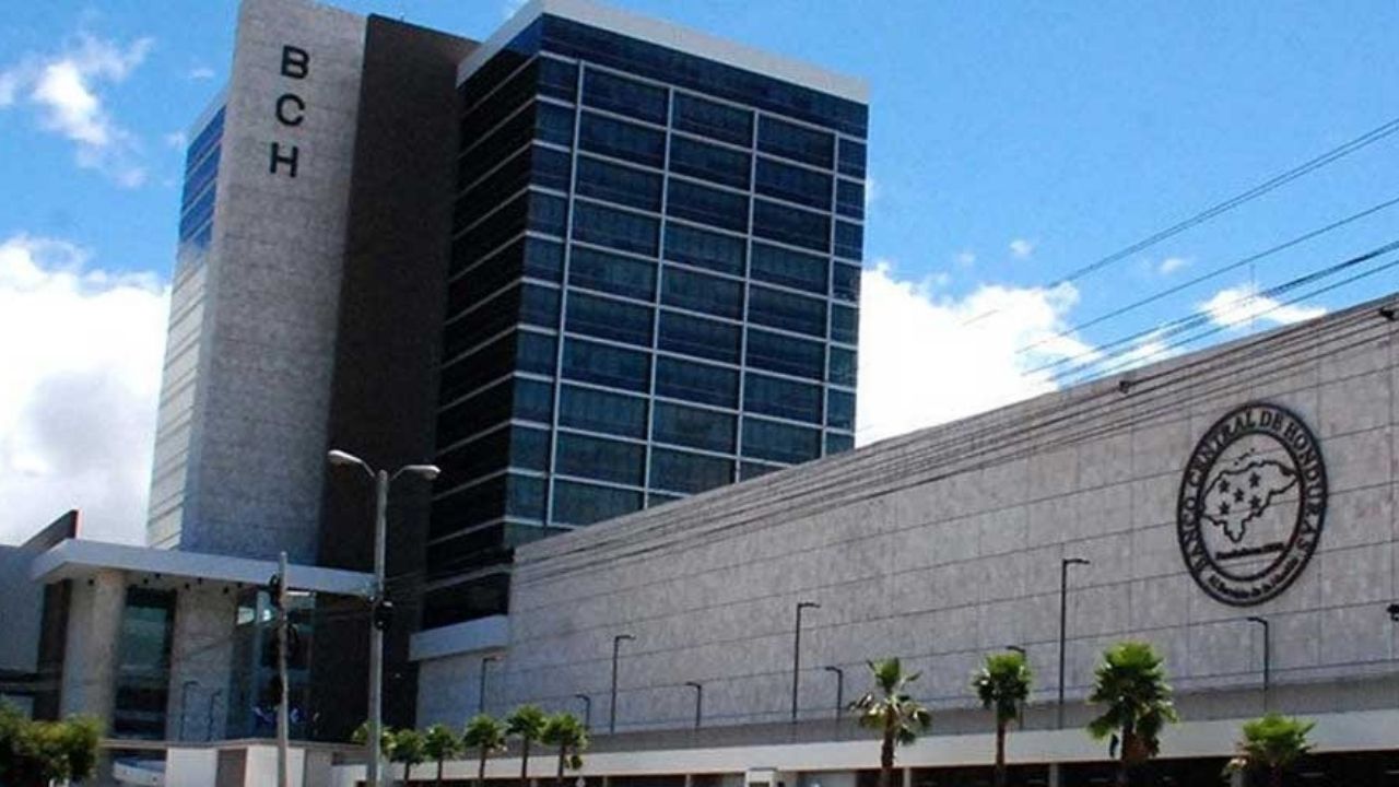 Unos 70 burócratas ganan más de 100 mil lempiras en el Banco Central