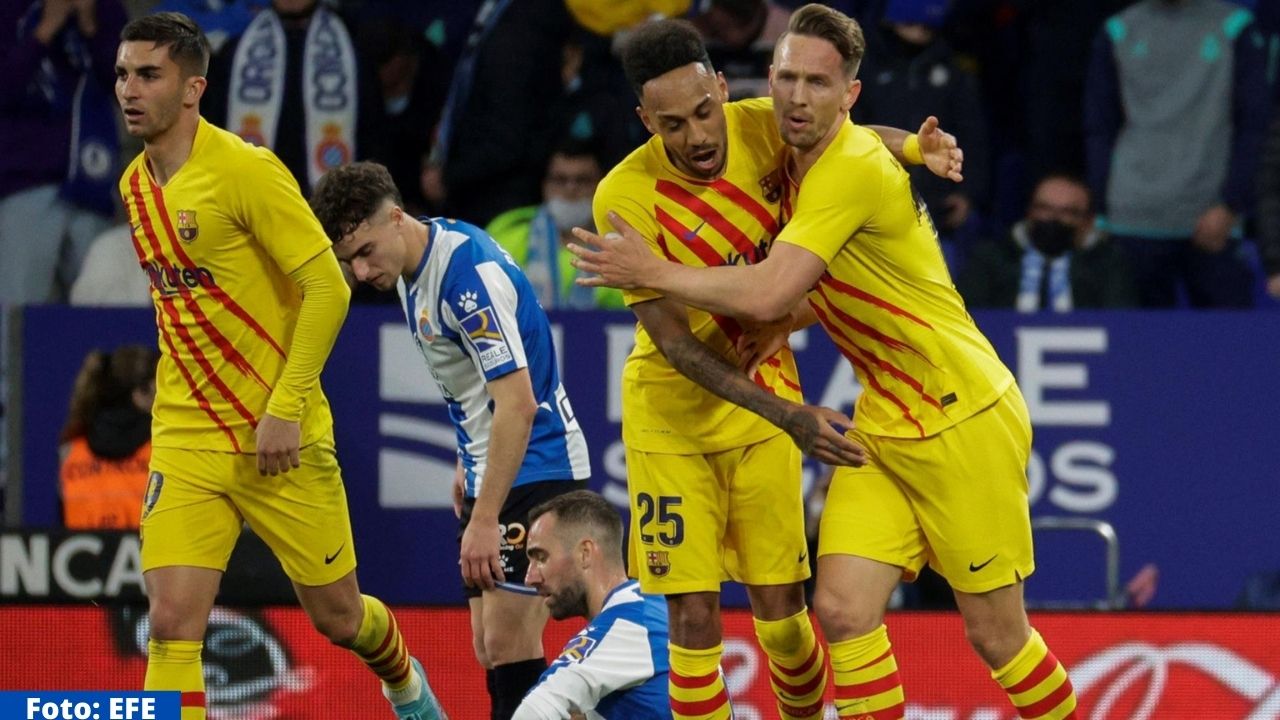 Luuk de Jong rescata al Barcelona en un derbi de alto voltaje