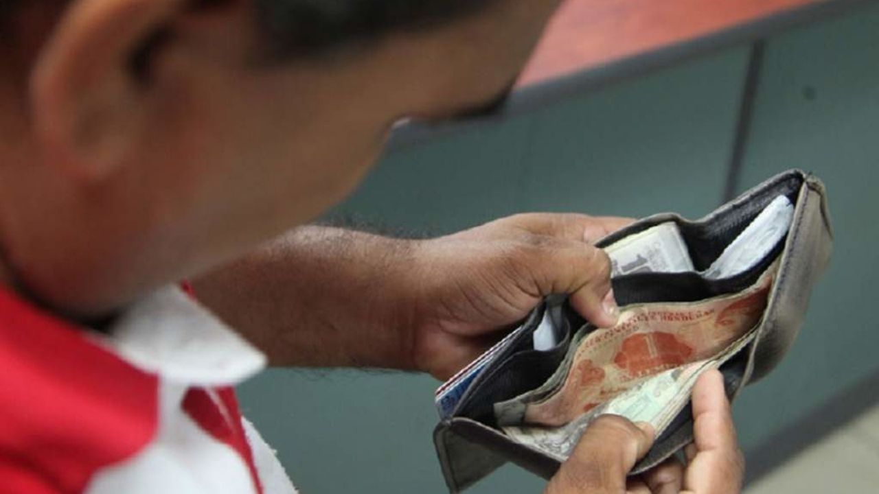 Alza en tasa de interés crediticio, menor inversión y más pobreza: consecuencias del alto costo de vida en Honduras