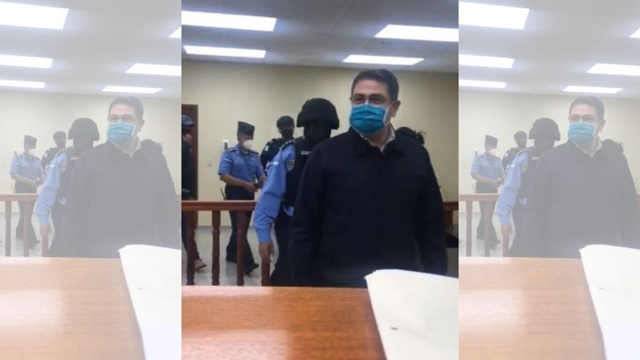 Video del momento en el que Juan Orlando Hernández ingresa a la sala para audiencia en la CSJ