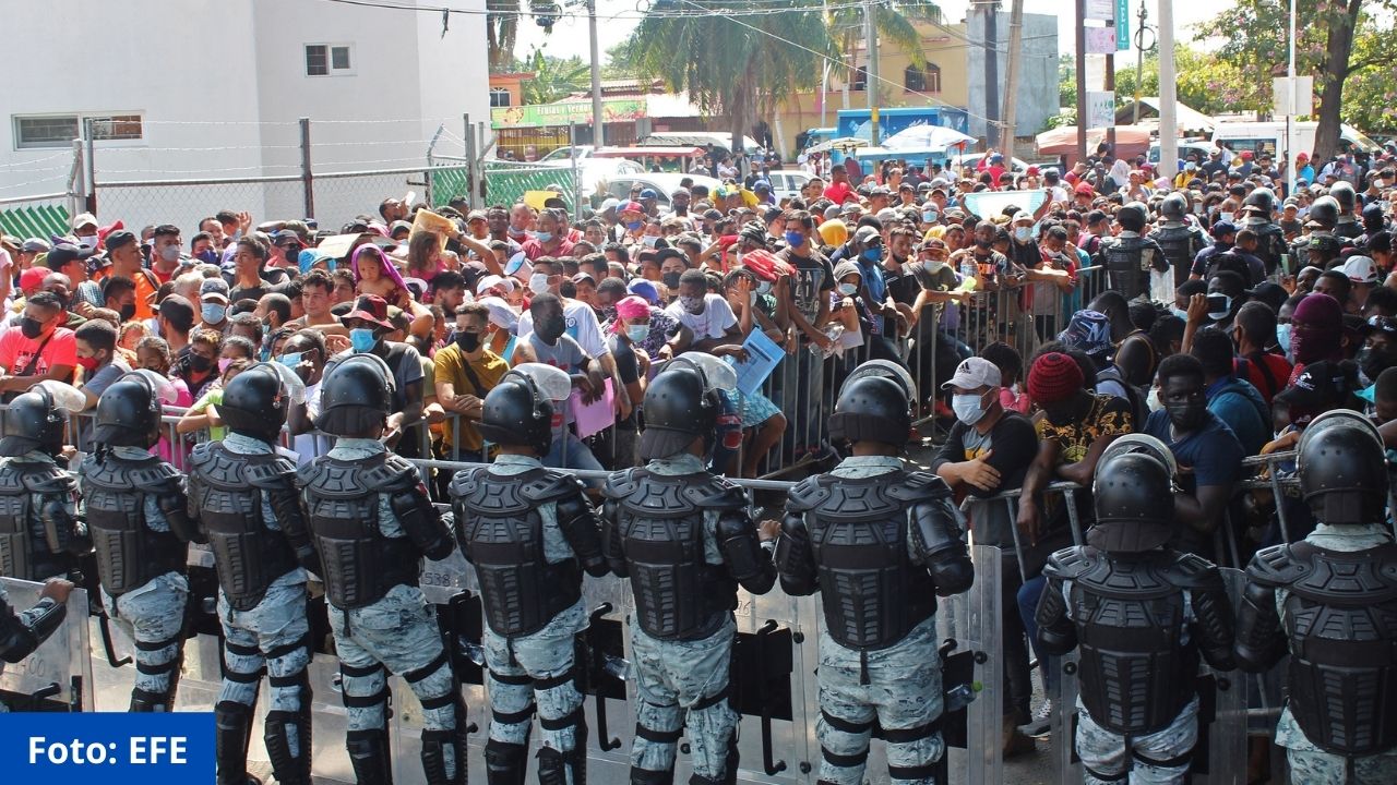 Migrantes marchan en Tapachula vigilados por las autoridades