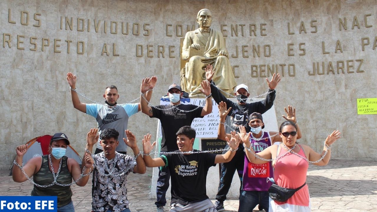 Migrantes se encadenan para presionar entrega de papeles