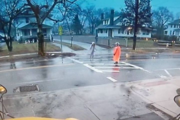 Video: Mujer policía se convirtió en héroe luego de salvar a un niño de ser arrollado