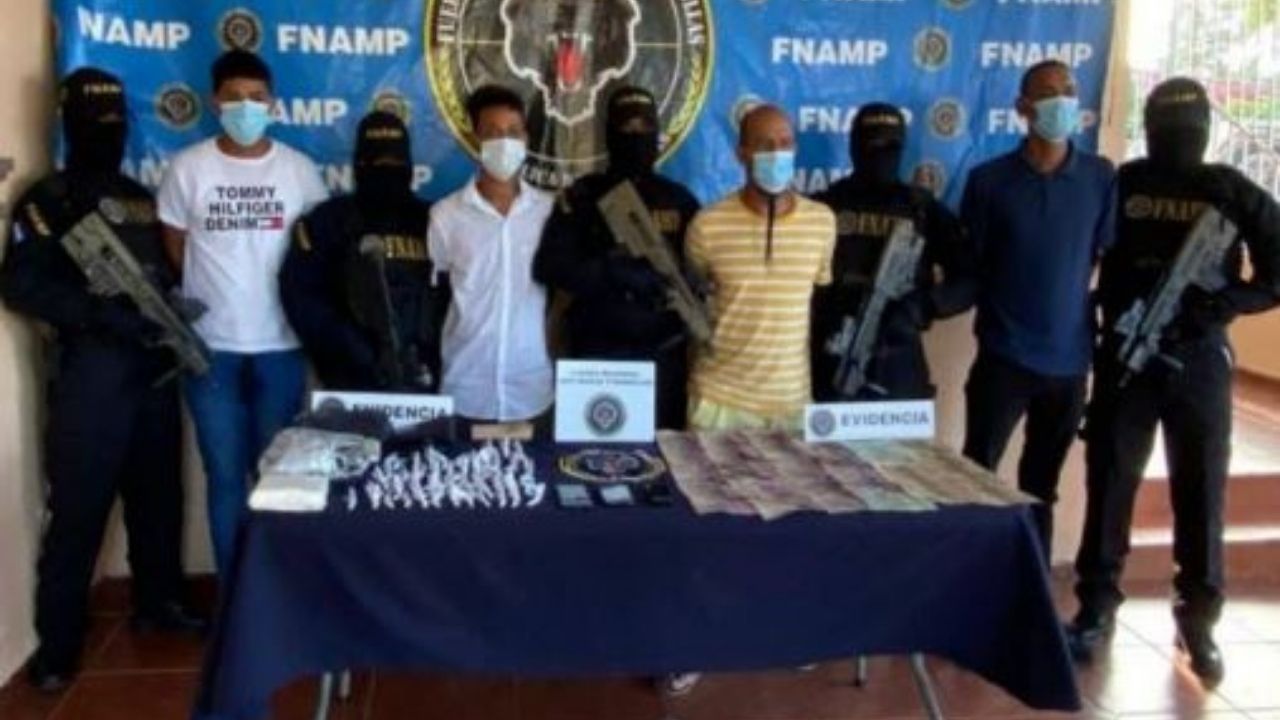 Policía Nacional detiene a cuatro pandilleros en posesión de 80 mil lempiras en efectivo y armas