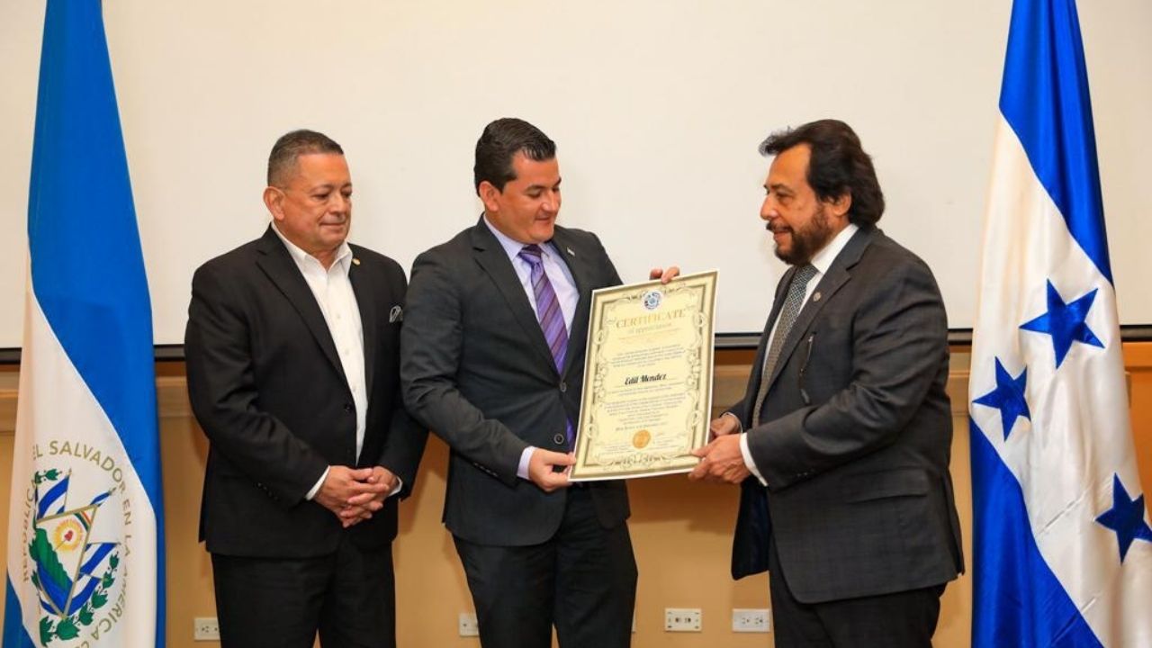 Otorgan reconocimiento a hondureños por su apoyo a comunidades en gestión de vacunas anticovid