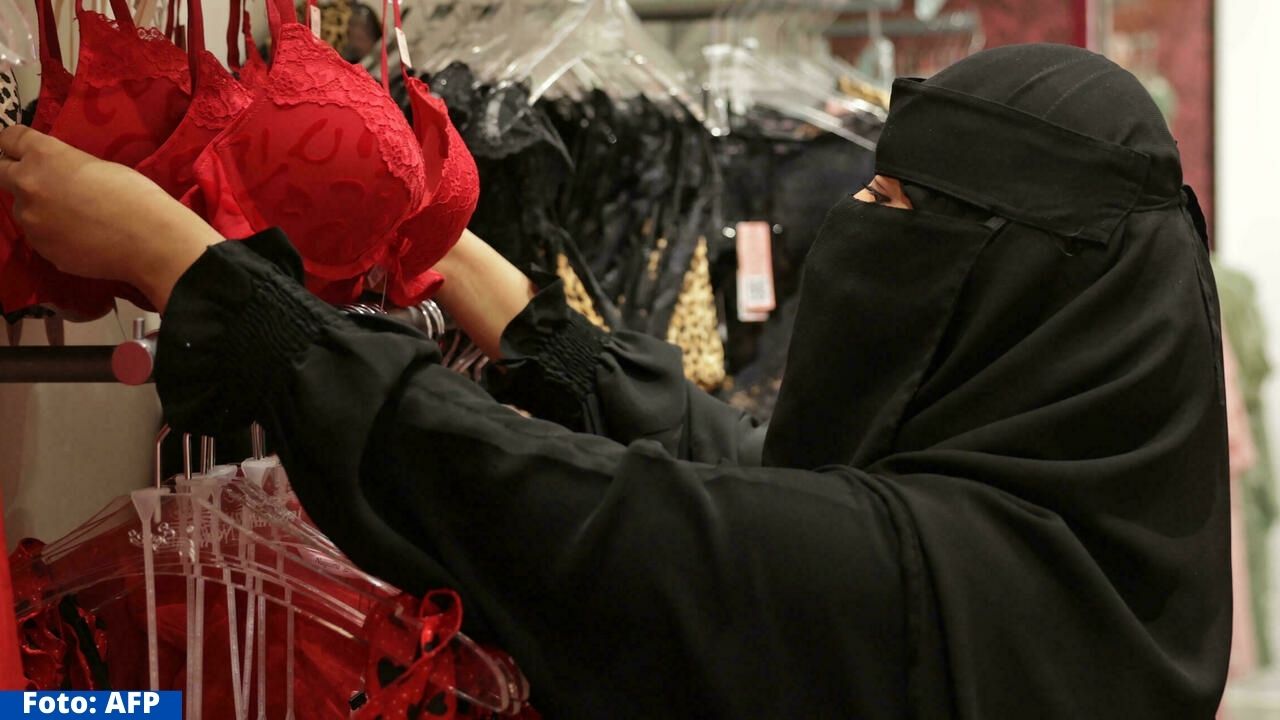 Detrás de los mostradores en Arabia Saudita se esconde un San Valentín 'disimulado' de ropa interior