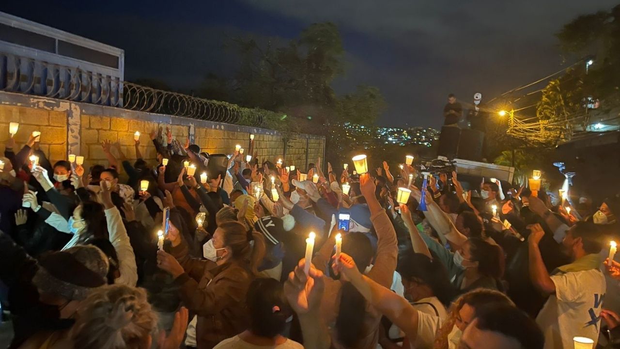 'No está solo': nacionalistas realizan vigilia en apoyo al expresidente JOH