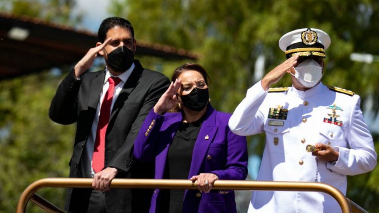 Jefe del Estado Mayor pide perdón al pueblo por errores del pasado; Xiomara Castro se compromete a apoyar las FF. AA.