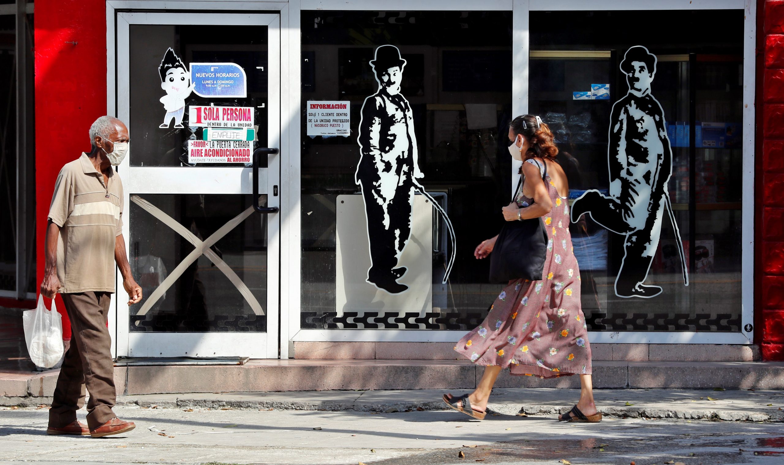 personas caminando por una vía pública con tapabocas en Cuba