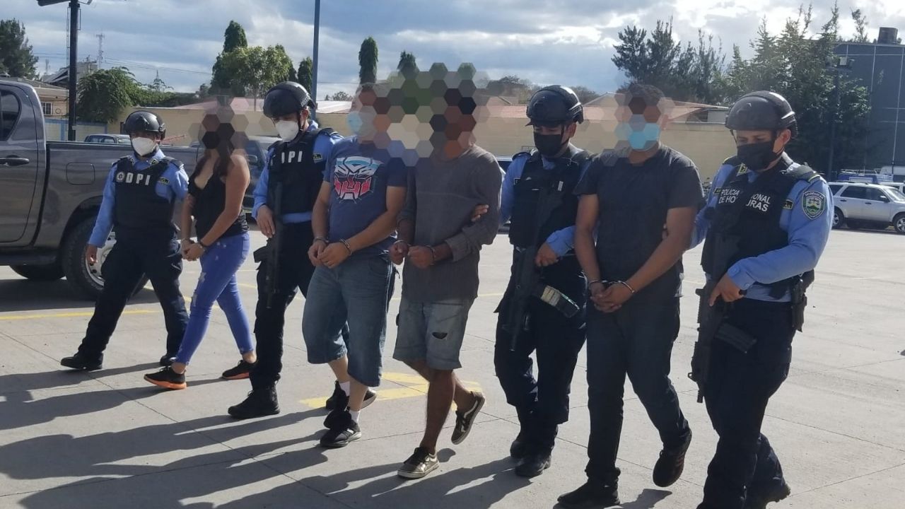 Detienen a cuatro hondureños por maltratar a su abuela; pretendían quitarle un carro y propiedades