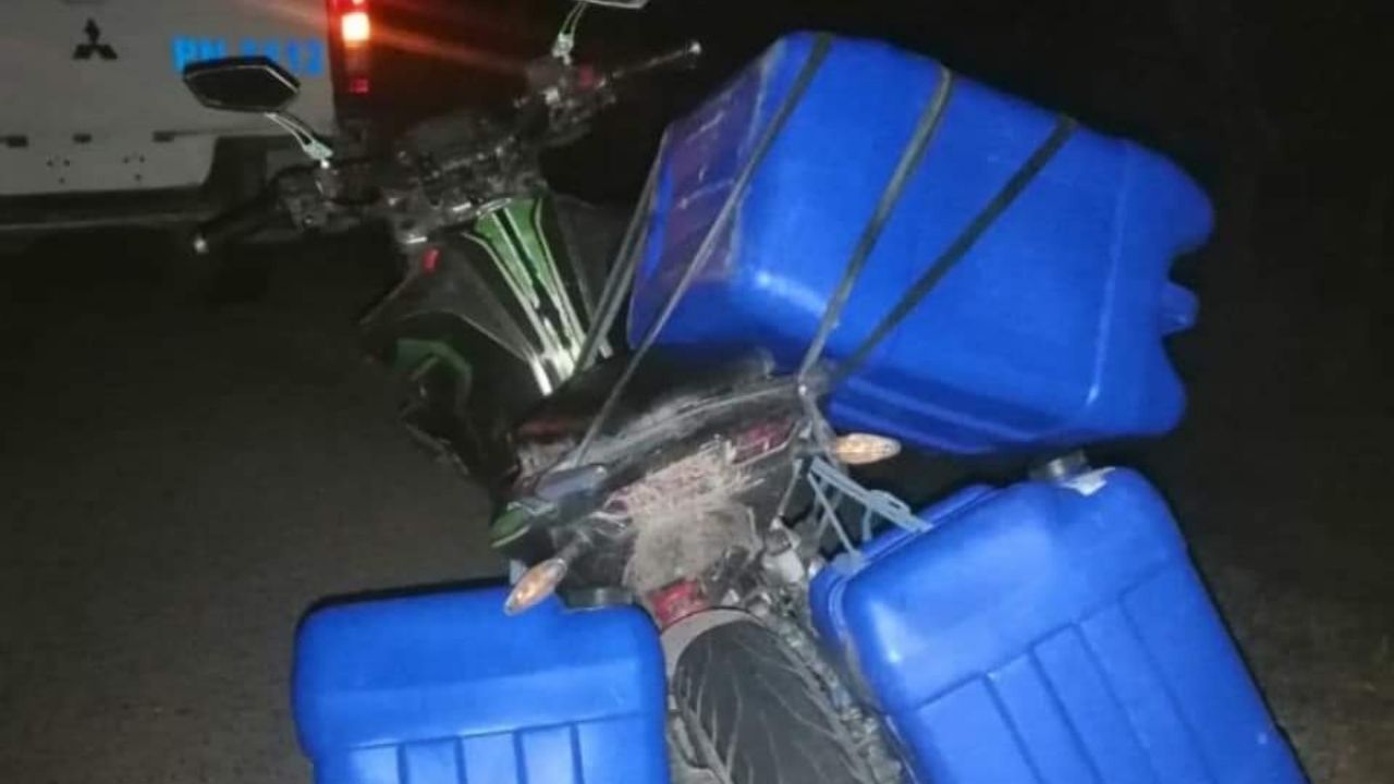 Capturan a sujeto cuando transportaba varios paquetes de marihuana escondida en su motocicleta