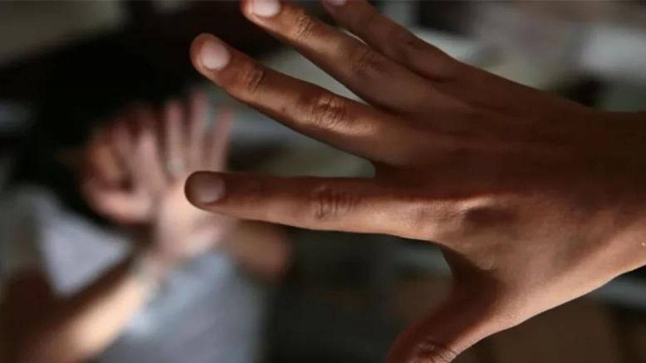 Padre propina brutal golpiza a su hija porque le confesó que su hermanastro abusó de ella