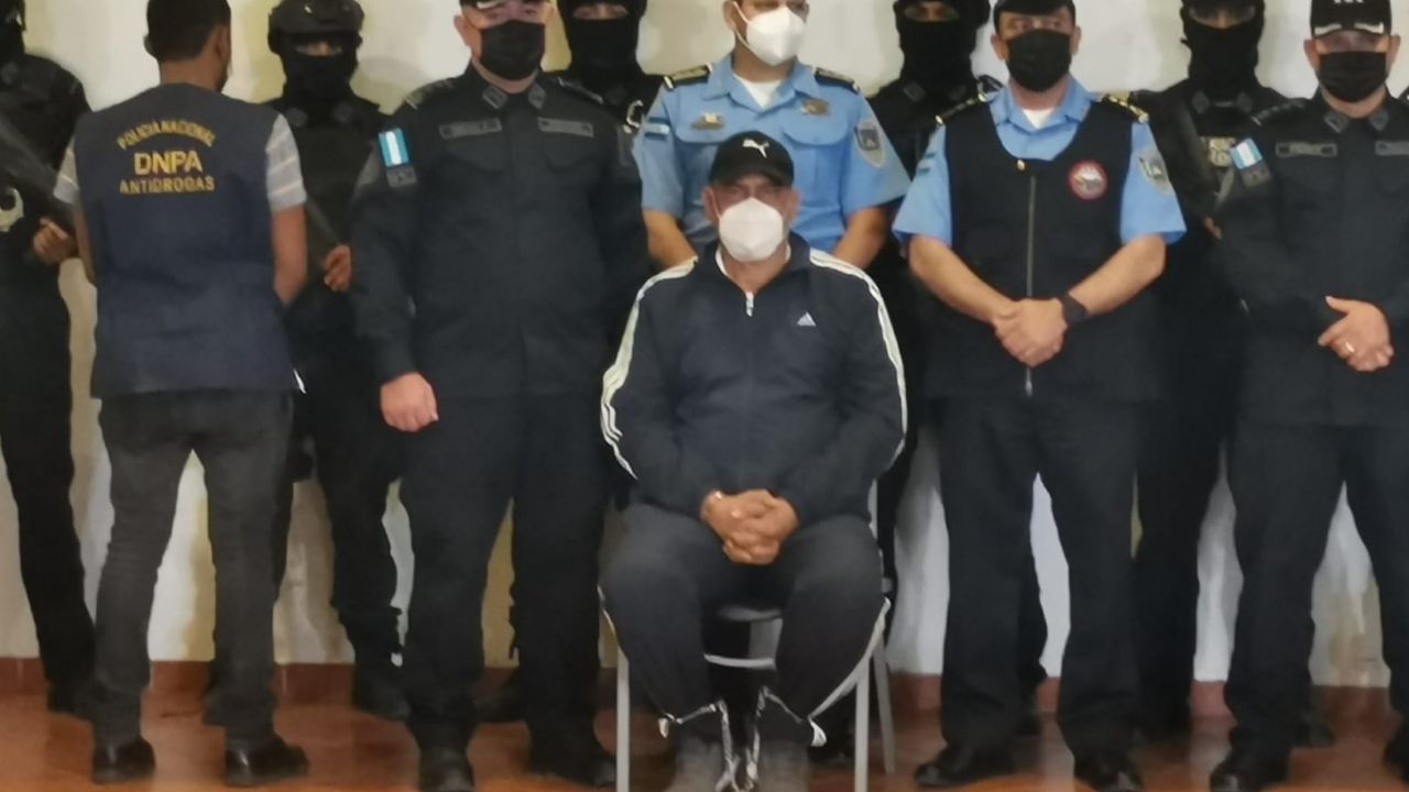 Con ropa deportiva y esposado de manos y pies fue presentado 'El Tigre' Bonilla