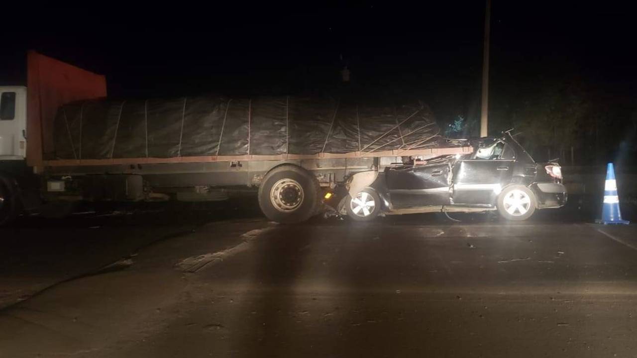 Tragedia en Talanga: Dos mujeres murieron al impactar su auto en una rastra