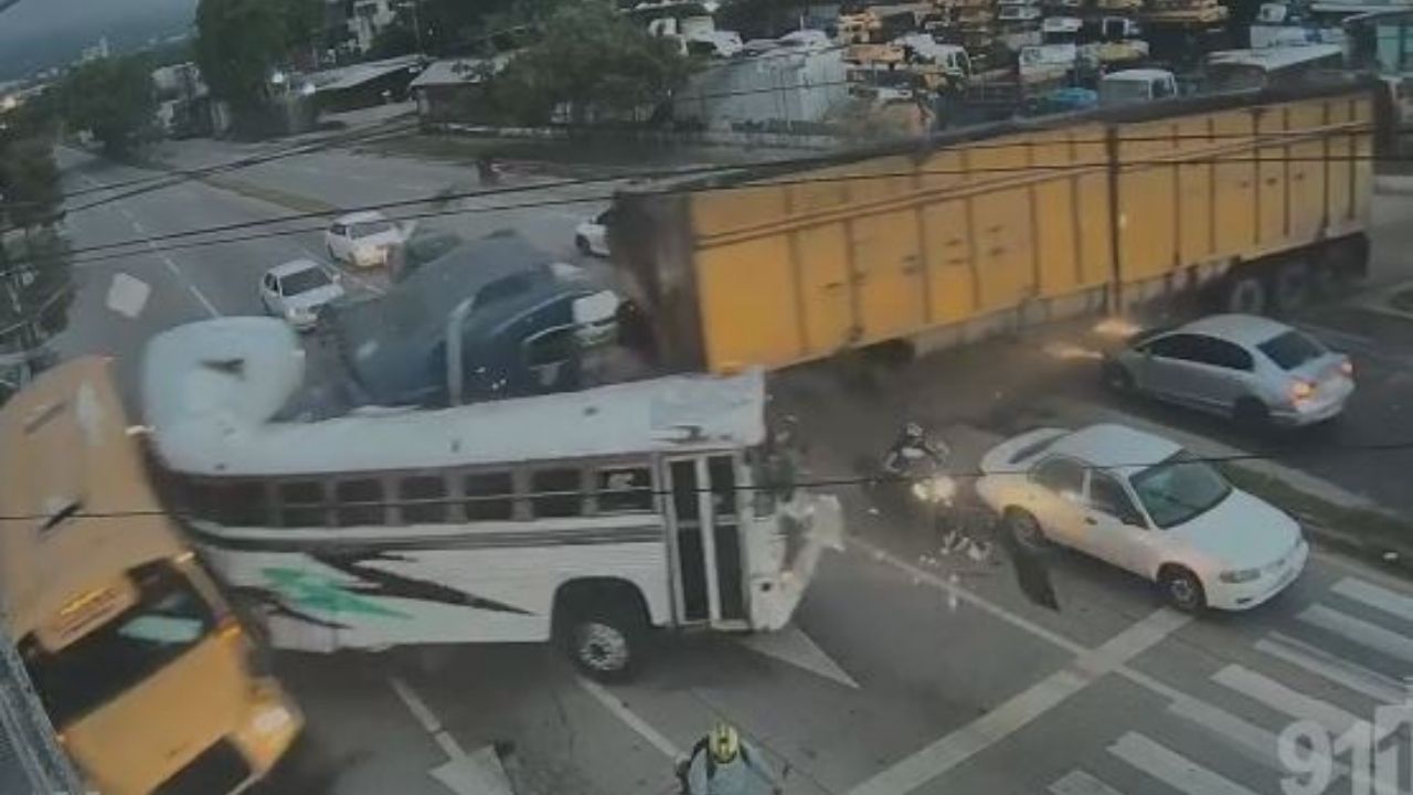 Video graba brutal colisión entre una rastra, dos buses y varios vehículos en San Pedro Sula