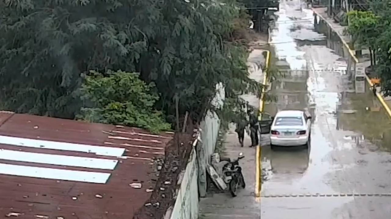 Así capturaron a dos hombres que asaltaban a bordo de un taxi en San Pedro Sula