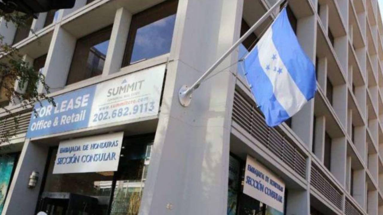 Cancillería asegura que hondureños en EE. UU. 'ya no serán timados' tras denuncia de cobros ilegales por pasaportes