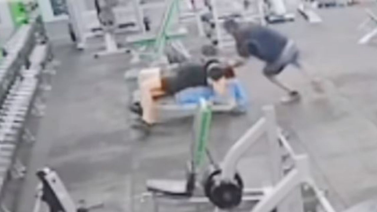 Video: Hombre estrella una pesa de 20 kilos en la cara de otro; lo dejó con el cráneo fracturado
