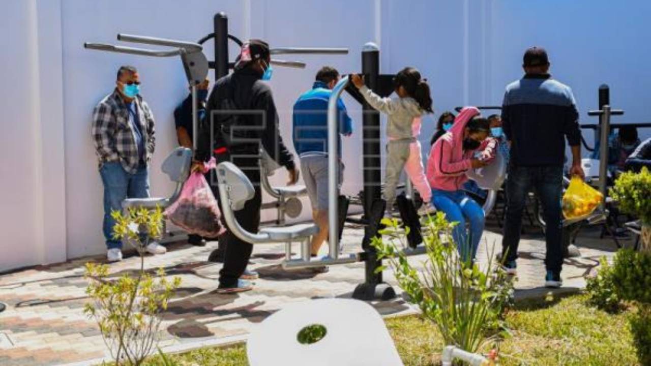 Imagen de Hondureña de 55 años con su nieto pide transitar libremente por México para llegar a EE. UU.