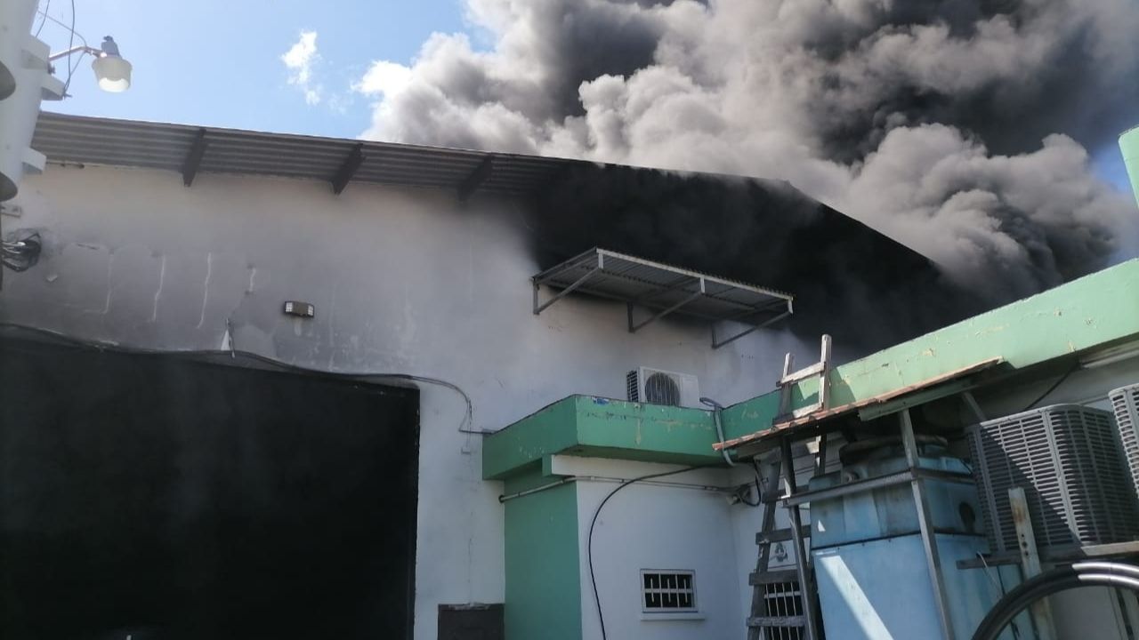 Al menos tres bodegas fueron consumidas por pavoroso incendio en la capital hondureña