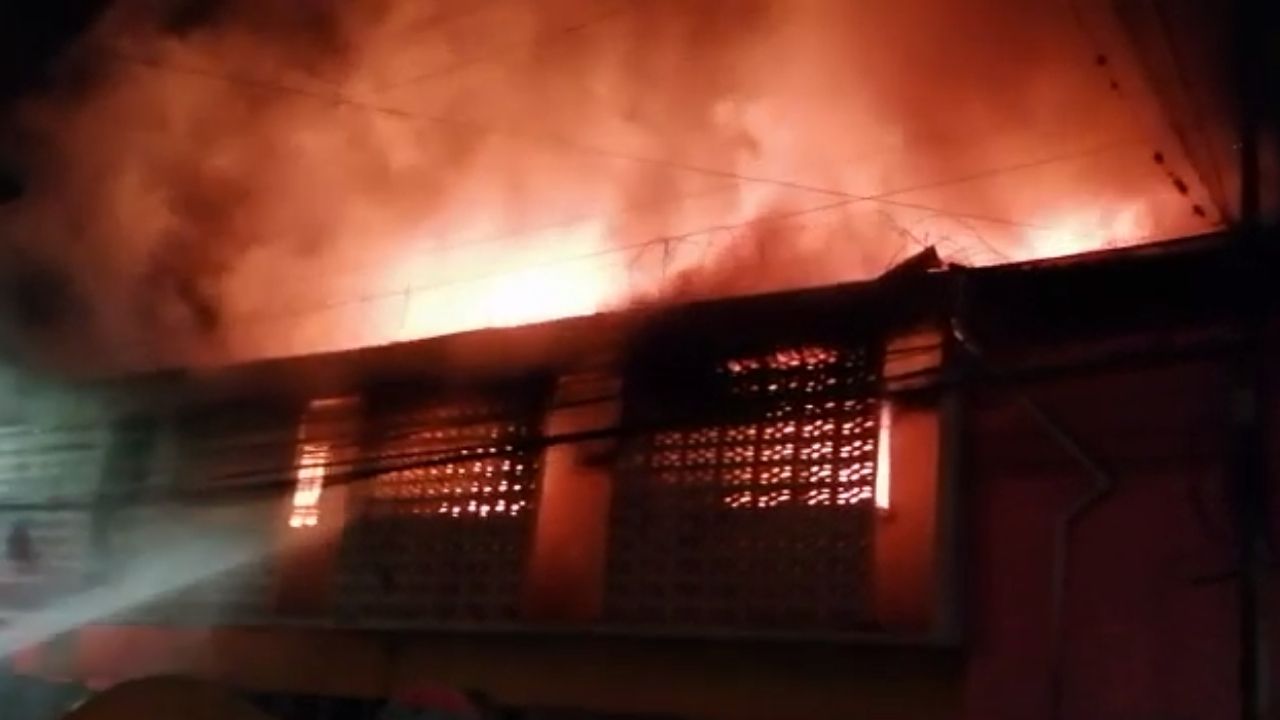 Voraz incendio consume una panadería y otros locales en  el Barrio Abajo, en Tegucigalpa