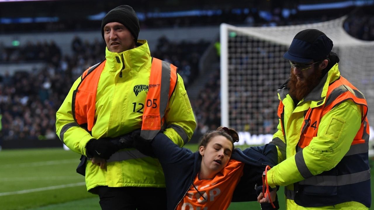 Dos manifestantes saltan al campo del Tottenham para 'atarse' a la portería