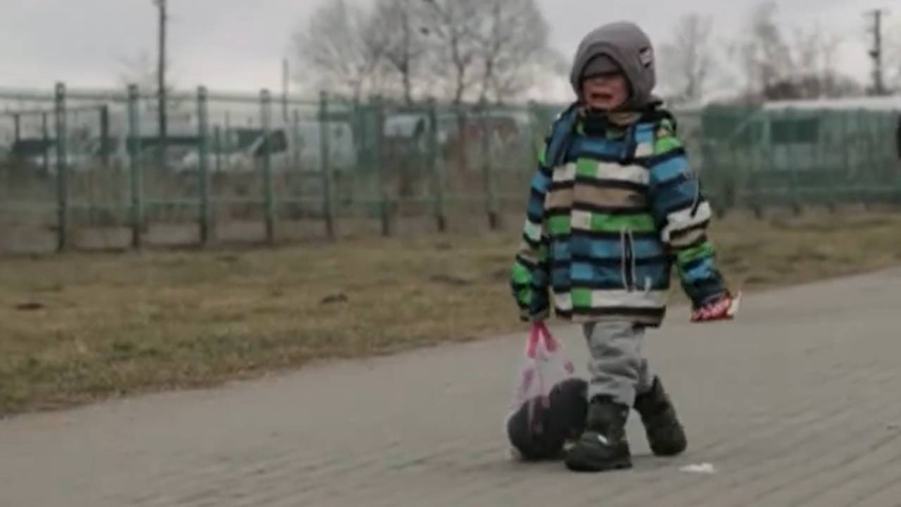Niño ucraniano llora desconsolado mientras camina solo por la frontera con Polonia