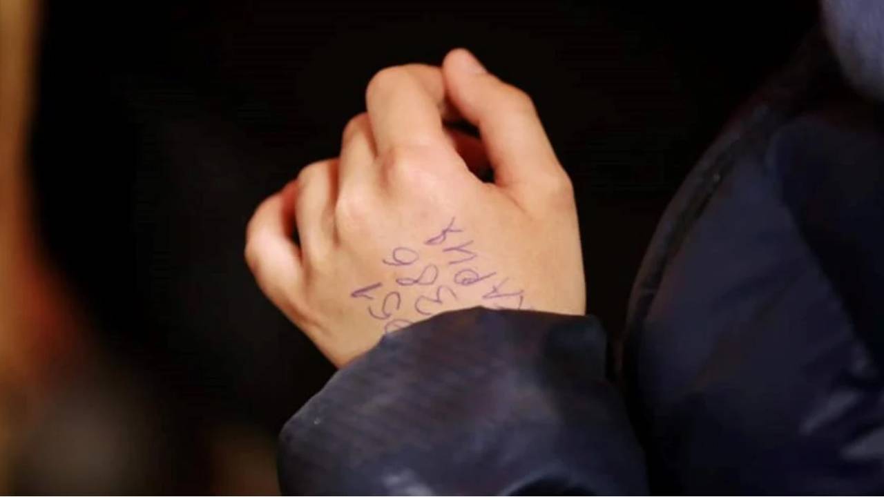 Con número de teléfono escrito en su mano y su pasaporte en una bolsa, así huyo un niño ucraniano a Eslovaquia